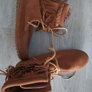 Women's Size 6 Double Fringe Moccasin Boots